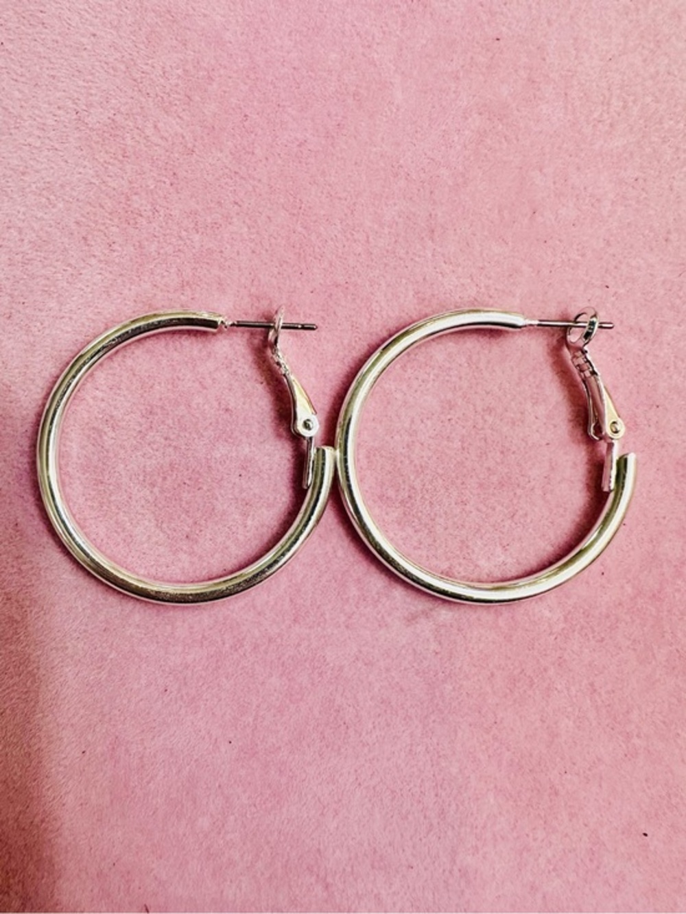 NWT Silver Tone Hoop Earrings Classic Medium Round Hoops Snap Closure